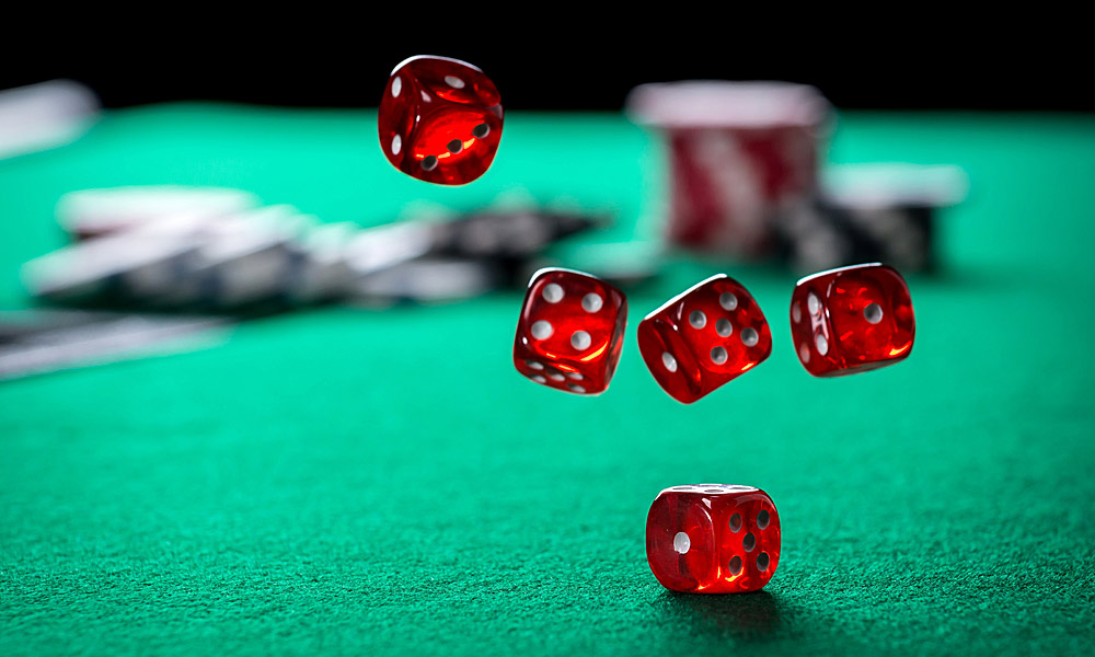 How do progressive jackpots connect across multiple online casino networks?